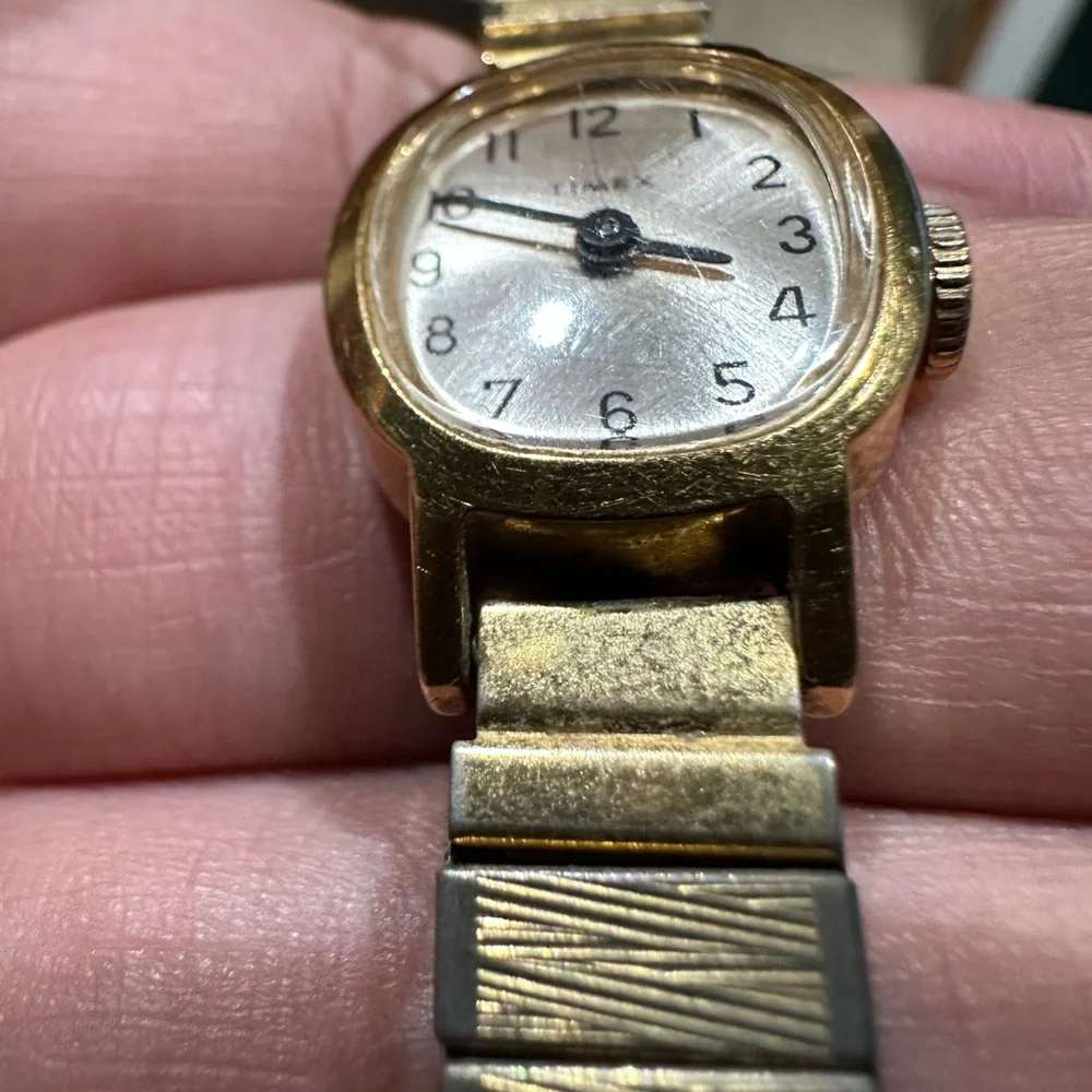 *WORKING* Timex women's gold tone watch. Small iridescent face. Stretch bracelet